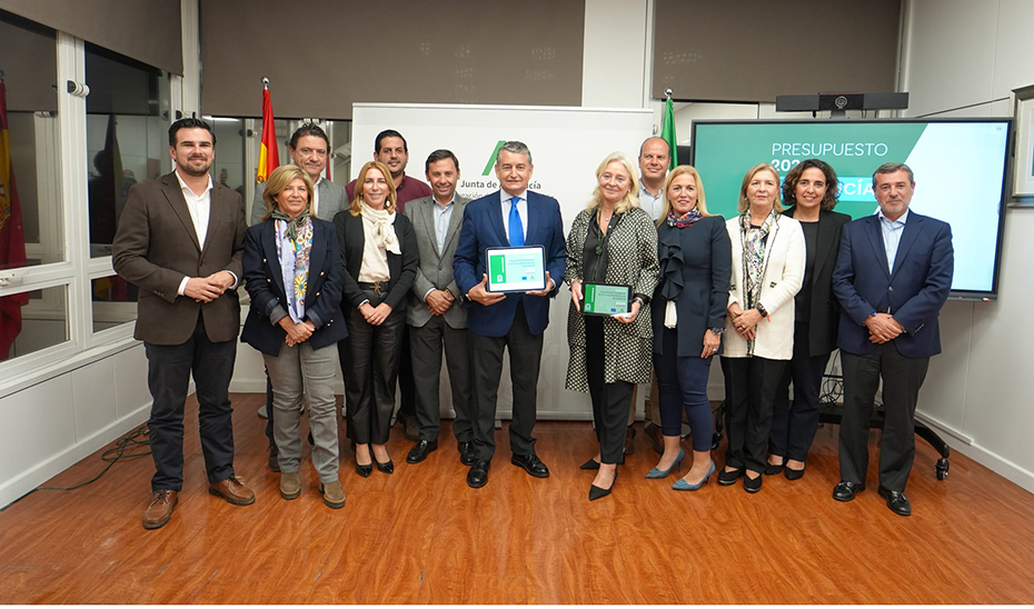 El consejero de la Presidencia, Antonio Sanz, junto al equipo de la Delegación del Gobierno en Cádiz, en la presentación de los presupuestos para el año que viene.