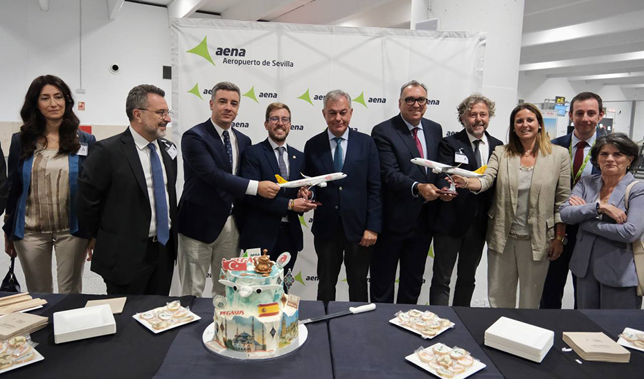 Bernal cita a Andalucía como referente turístico con la nueva ruta Estambul-Sevilla de Pegasus Airlines