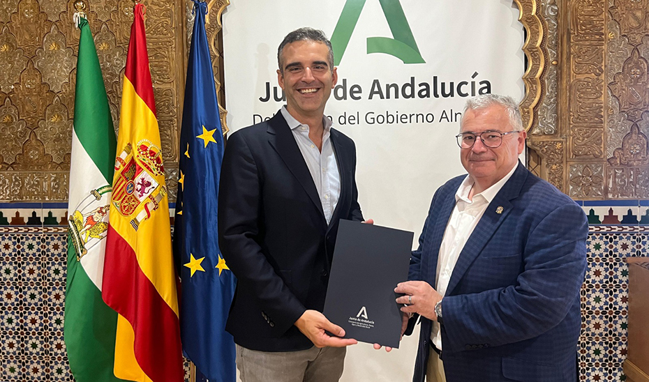 
			      El consejero de Agricultura, Ramón Fernández-Pacheco, junto al alcalde de Garrucha, Pedro Zamora.			    
			  