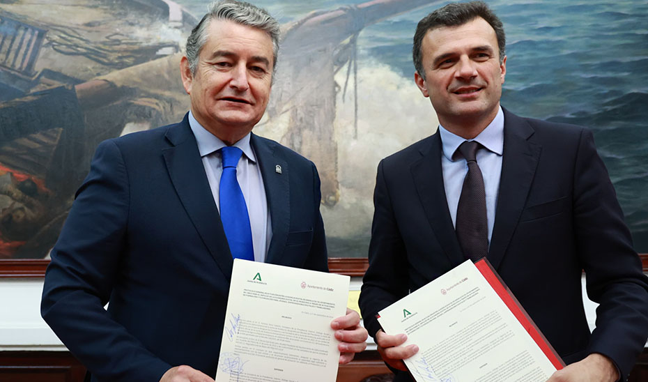 
			      El consejero de la Presidencia, Antonio Sanz, y el alcalde de Cádiz, Bruno García, en el acto de firma del convenio.			    
			  