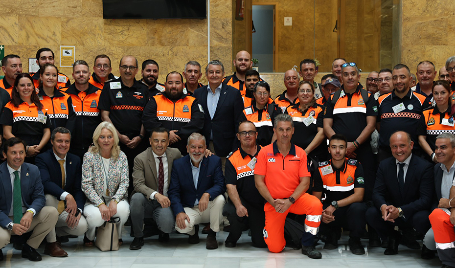 
			      Antonio Sanz posa con autoridades y miembros de Protección Civil de la provincia de Cádiz participantes en las jornadas.			    
			  