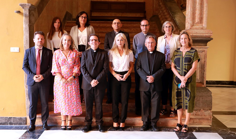 
			      La Consejera de Cultura y Deporte, Patricia del Pozo, junto a varios miembros de su equipo y los delegados de patrimonio de las las diócesis anda...
			  