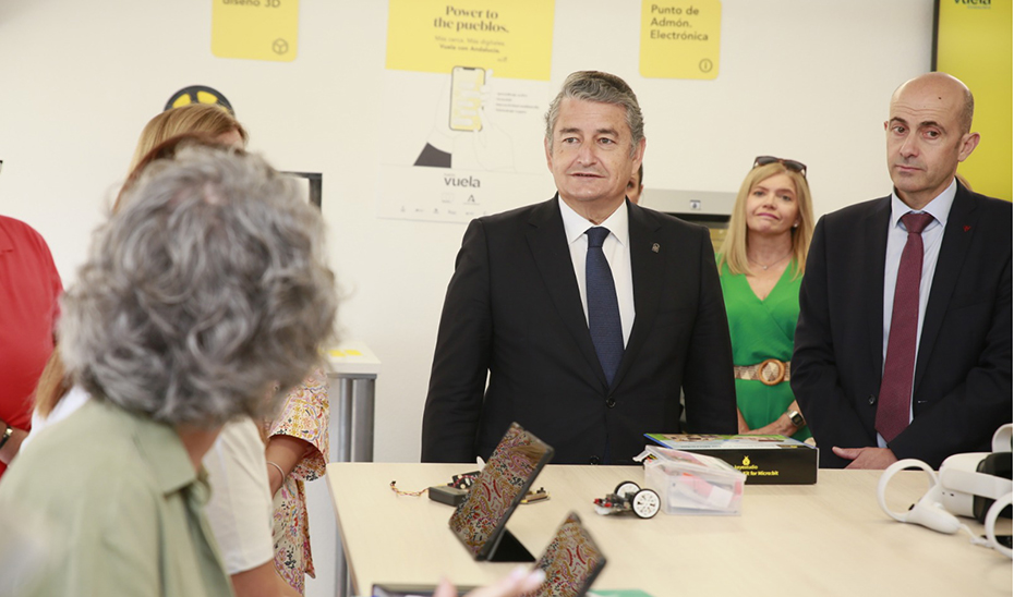 
			      El Consejero de la Presidencia, Antonio Sanz, durante la inauguración del nuevo Punto Vuela de la localidad malagueña de Archidona.			    
			  