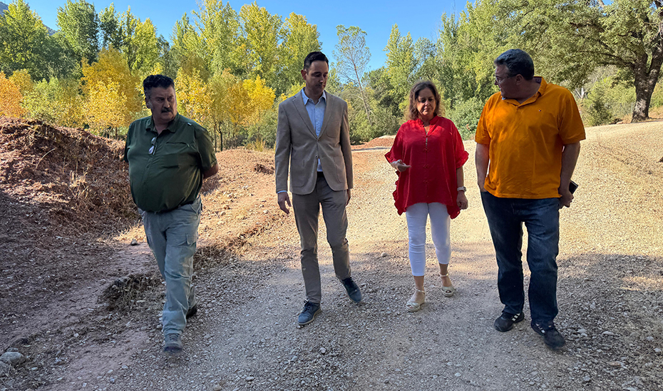 
			      La consejera de Sostenibilidad y Medio Ambiente, Catalina García, durante la visita a las obras de la balsa de tratamiento de residuos de la Torr...
			  